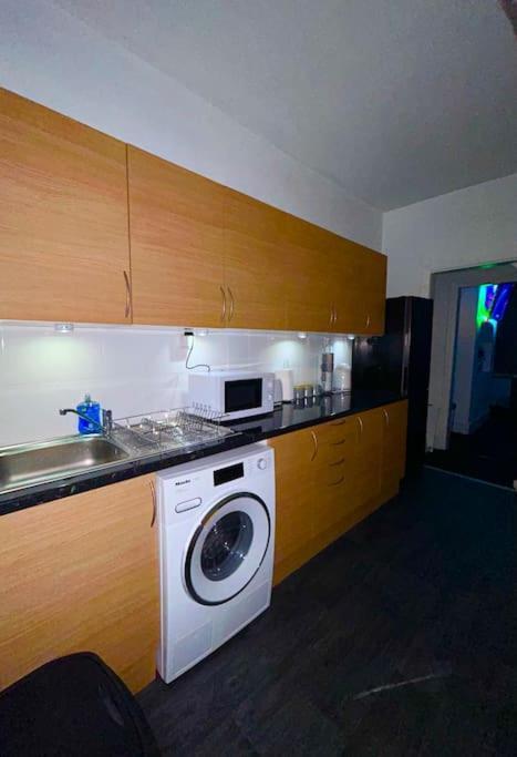 Home In Levenshulme, Manchester Extérieur photo